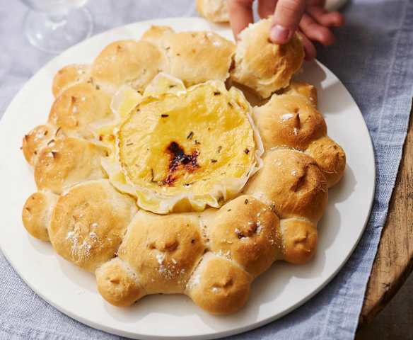 Couronne de petits pains, camembert et pommes