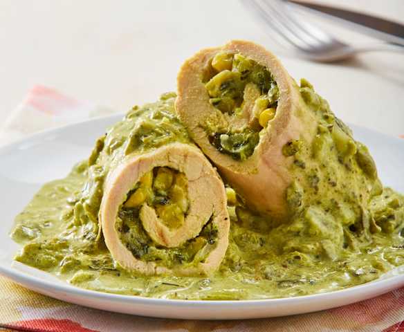 Pechugas rellenas de espinaca en salsa de poblano