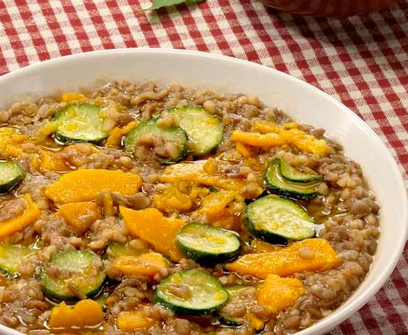 Pilaf di lenticchie e bulgur con zucca verde e gialla