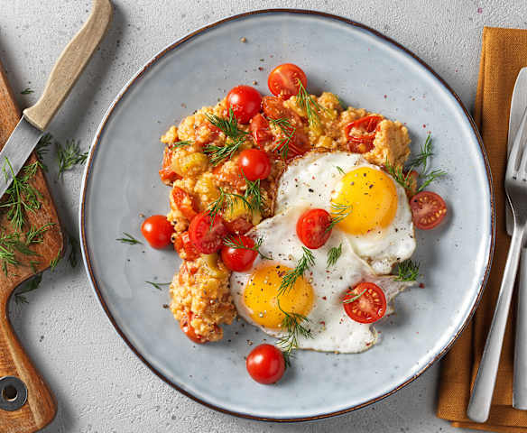 Gewürzhirse mit Gemüse und Spiegeleiern