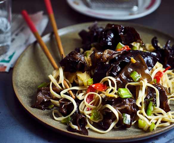 Champignons Mu-err aux oignons en botte Champignons Mu-err aux oignons en botte