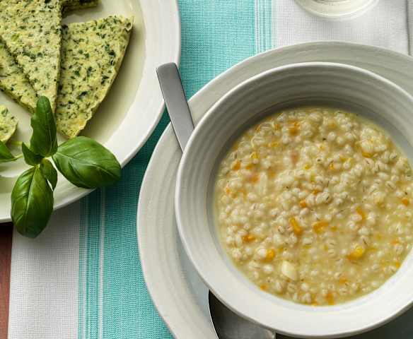 Zuppa di orzo con frittata e verdure a vapore Zuppa di orzo con frittata e verdure a vapore