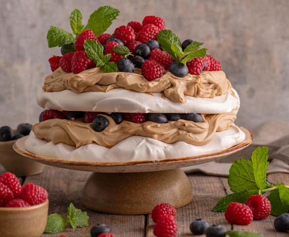 Tort bezowy z kremem z kawą zbożową