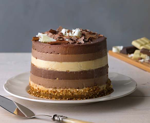 Tarta a los tres chocolates con crujiente de almendra