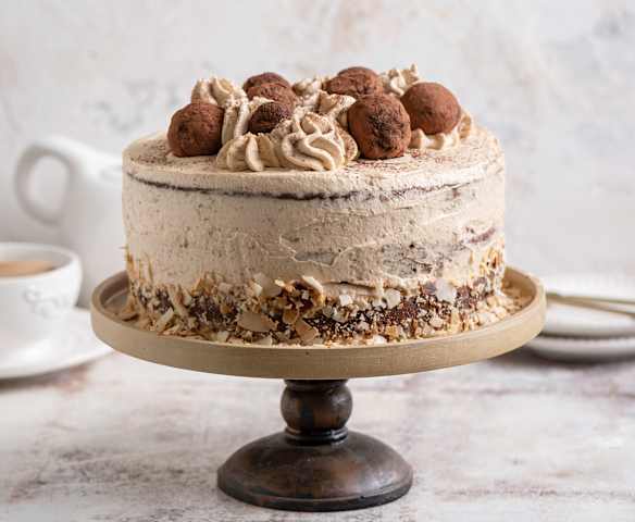 Tort cappuccino z chrupką z białej czekolady