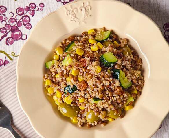 Quinoa e lenticchie con zucchine e uvetta