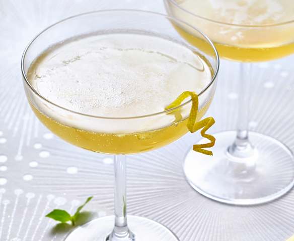 Lemon and ginger Prosecco cocktail