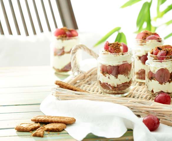 Vasitos de mascarpone, uvas y galletas caramelizadas