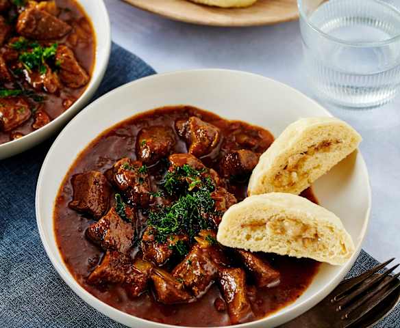 Kräutergulasch mit gefüllten Dampfnudeln