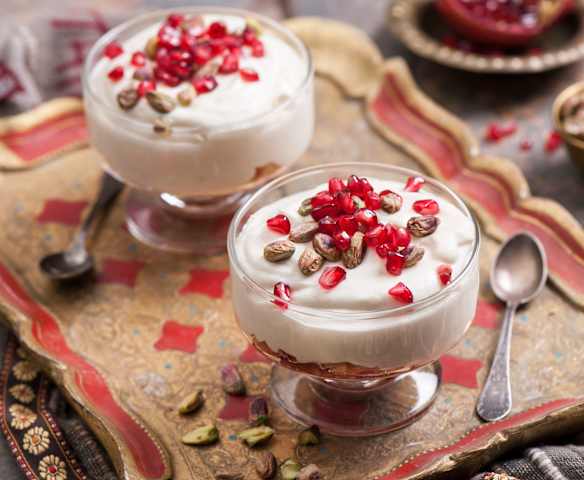 Mus kardamonowy z chałwą, granatem i pistacjami