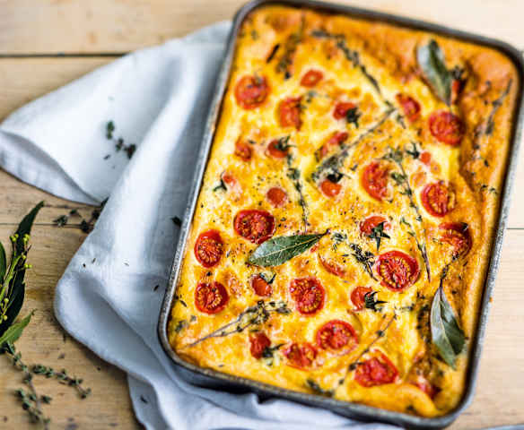 Clafoutis salé à la brousse et aux tomates cerise Clafoutis salé à la brousse et aux tomates cerise