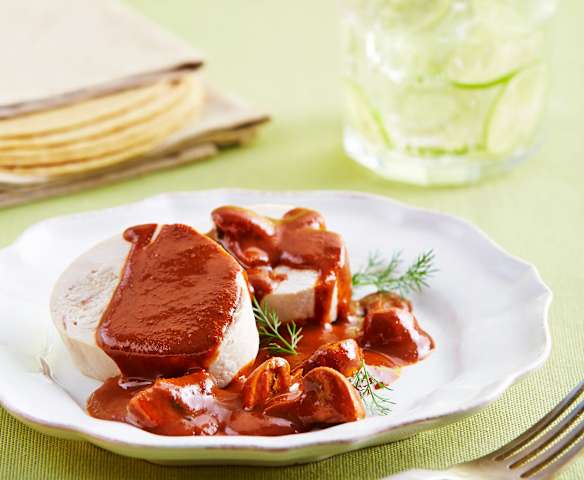 Pavo en mole de frutas secas