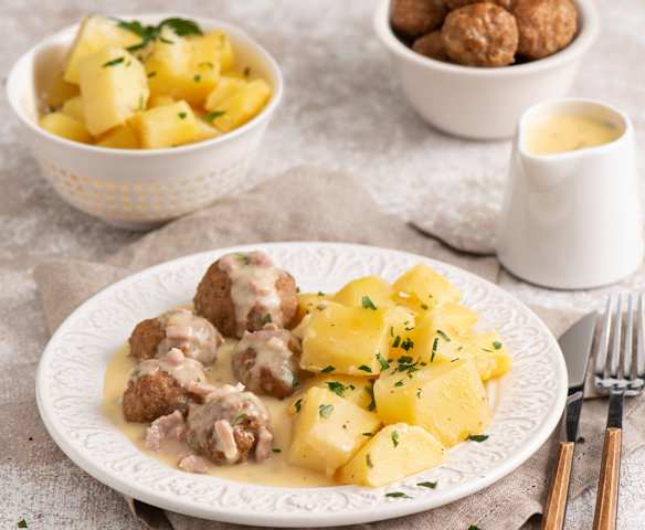 Pulpety w sosie carbonara z ziemniakami