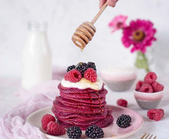 Różowe pancakes z serkiem waniliowym