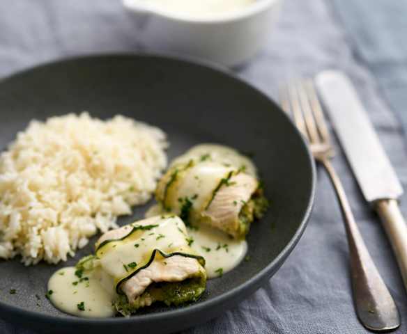 Rolos de peito de peru com recheio de queijo