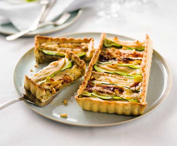 Tarte au brie de Meaux, poires, courgettes et pâte sablée noisette