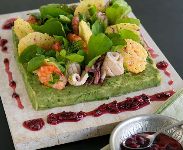 Σαλάτα με θαλασσινά, γουακαμόλε και σάλτσα ροδιού