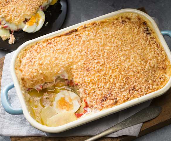 Gratinado de huevo y patata con atún y pimiento asado