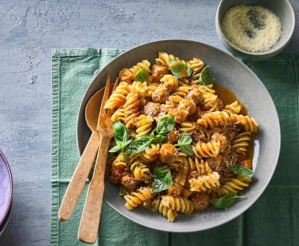 Pasta mit Mettbällchen und Auberginen-Sugo
