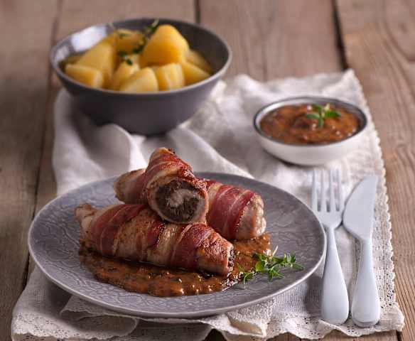 Roladki schabowe zawinięte w boczek z sosem śliwkowym