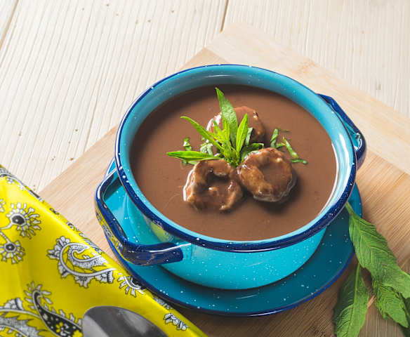 Sopa de frijol y bolitas de masa