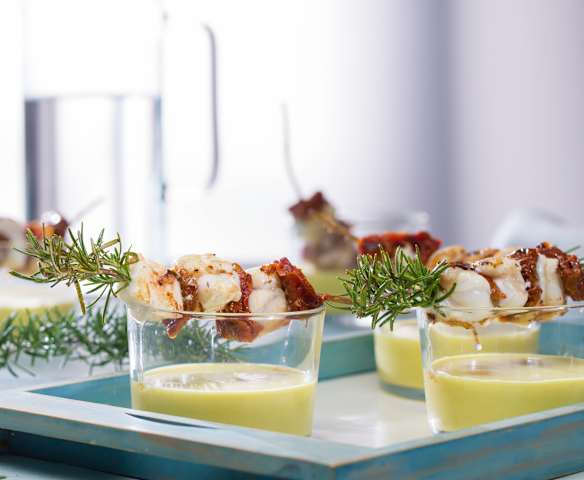 Brochetas de rape con crema de almendra y azafrán