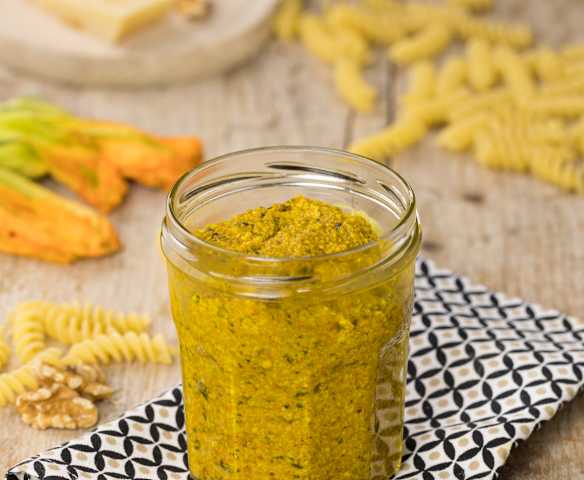 Pesto giallo noci e fiori di zucca