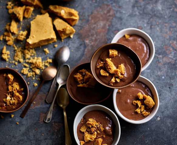 Mousse de chocolate gelada com honeycomb