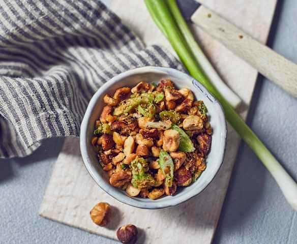 Haselnuss-Crunch mit Lauchzwiebeln Haselnuss-Crunch mit Lauchzwiebeln