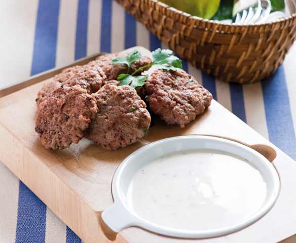 Kofta de carne con salsa de yogur (yogurtlu Köfte)