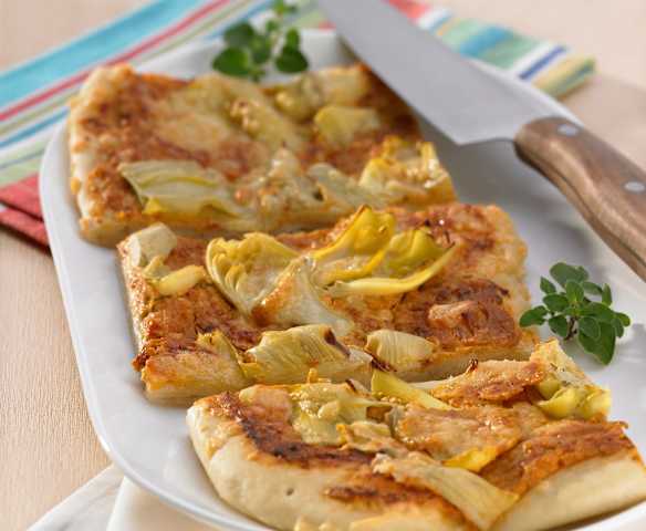 Pizza mit Frischkäse und Artischocken
