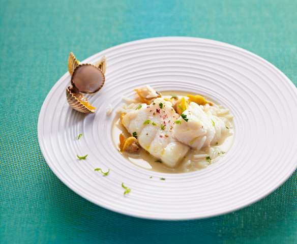 Bouillon thaï à la lotte, aux coques et au poivre vert