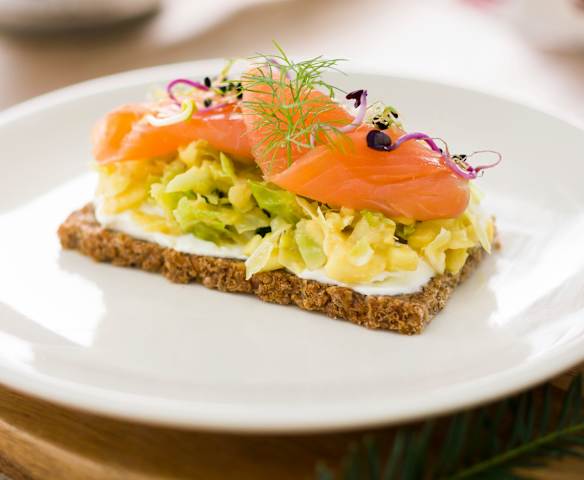 Ensalada nórdica de repollo y manzana con salmón ahumado