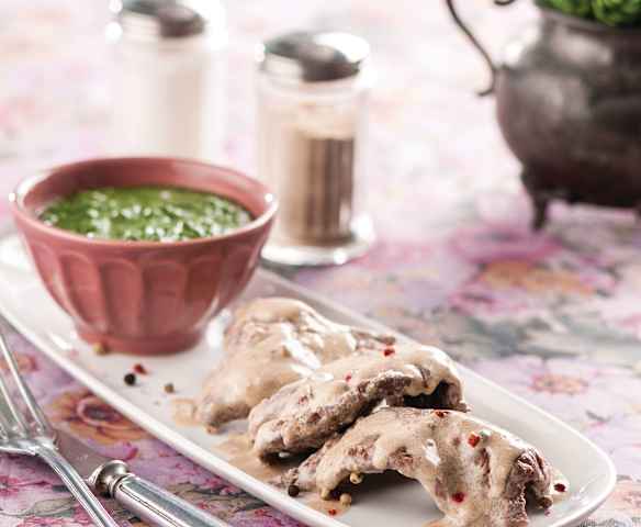 Bitki wołowe z sosem pieprzowym i szpinakiem