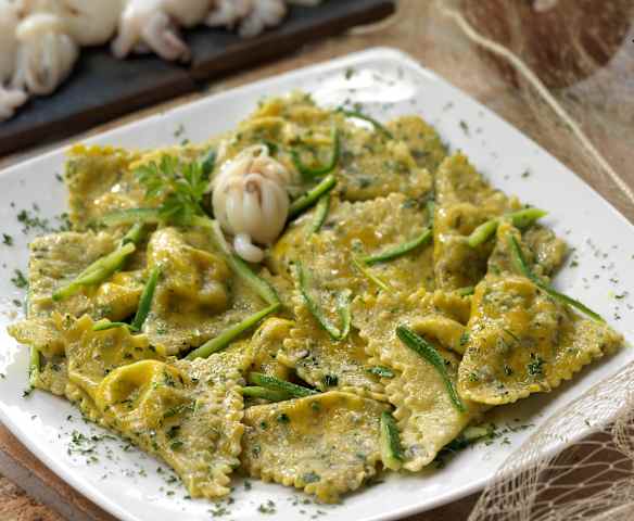Ravioli di sfoglia al basilico con ripieno di seppie