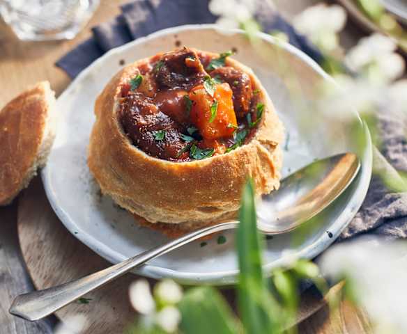 Wacholdergulasch im Roggenbrötchen