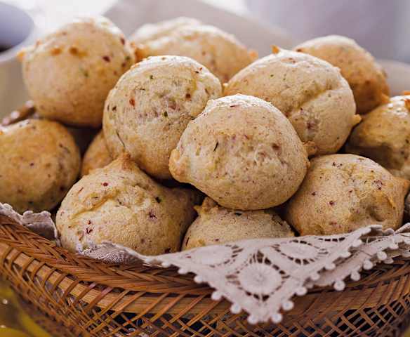 Mini pão de queijo com calabresa