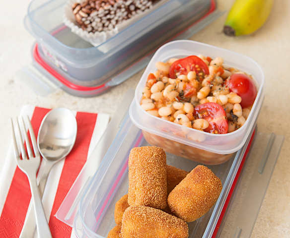 Croquetas de salchicha con ensalada de alubias y tomates
