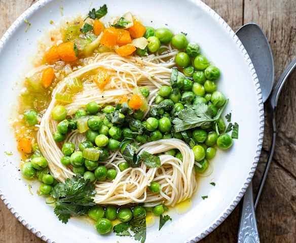 Nouilles aux petits pois, bouillon épicé à la coriandre Nouilles aux petits pois, bouillon épicé à la coriandre
