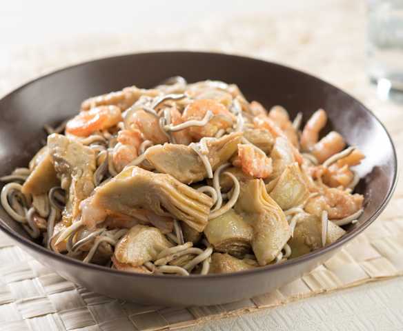 Salteado de alcachofas, gambas y angulas de surimi
