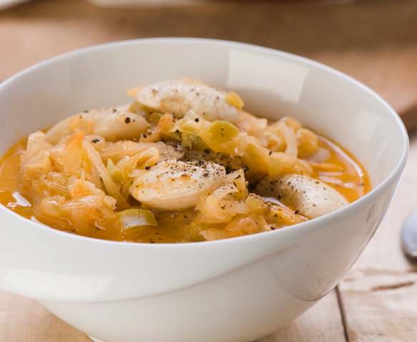 Sauerkrautsuppe mit weißen Bohnen