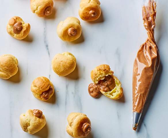 Piccoli bignè con crema alle nocciole Piccoli bignè con crema alle nocciole