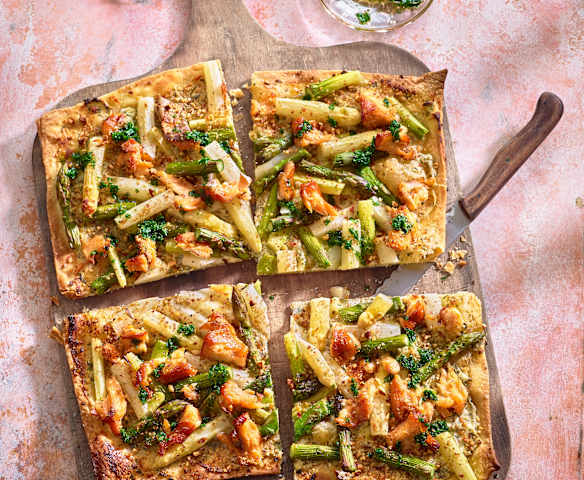 Spargel-Lachs-Flammkuchen