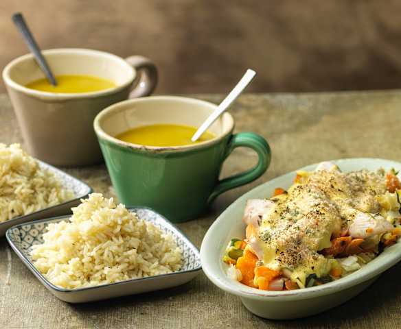 Refeição completa para duas pessoas: Sopa de Legumes, Caçarola de frango com arroz, Maçã com canela a Vapor