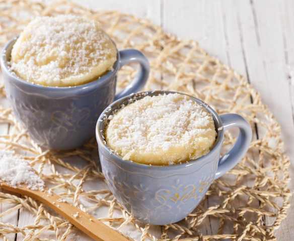 Veganský mug cake s kokosem