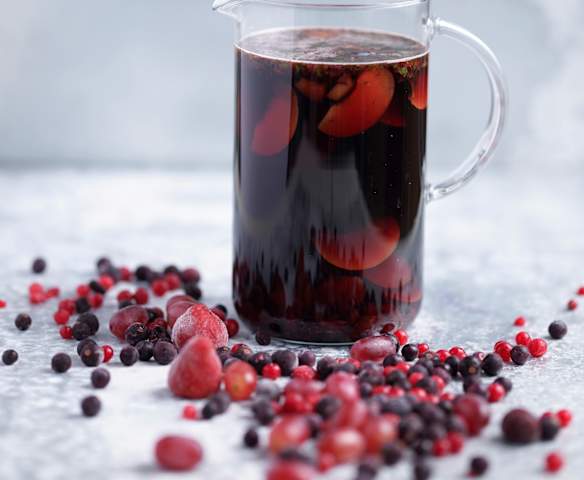 Sangria tinta de ameixa e frutos vermelhos