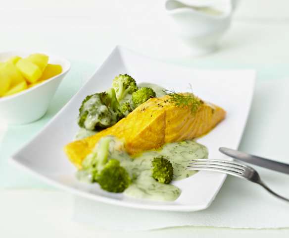 Lachs mit Kartoffeln, Brokkoli und Dillsauce