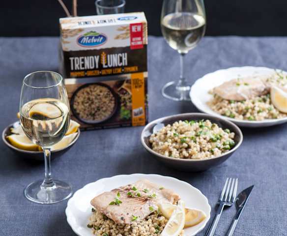 Łosoś na parze z cytrynowym mhammasem z groszkiem, grzybami leśnymi i tymiankiem