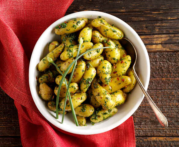 Steamed Fingerling Potatoes with Fresh Herbs and Garlic Steamed Fingerling Potatoes with Fresh Herbs and Garlic