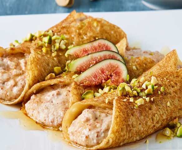 Crepas sin gluten rellenas de crema de almendras, pistaches e higos